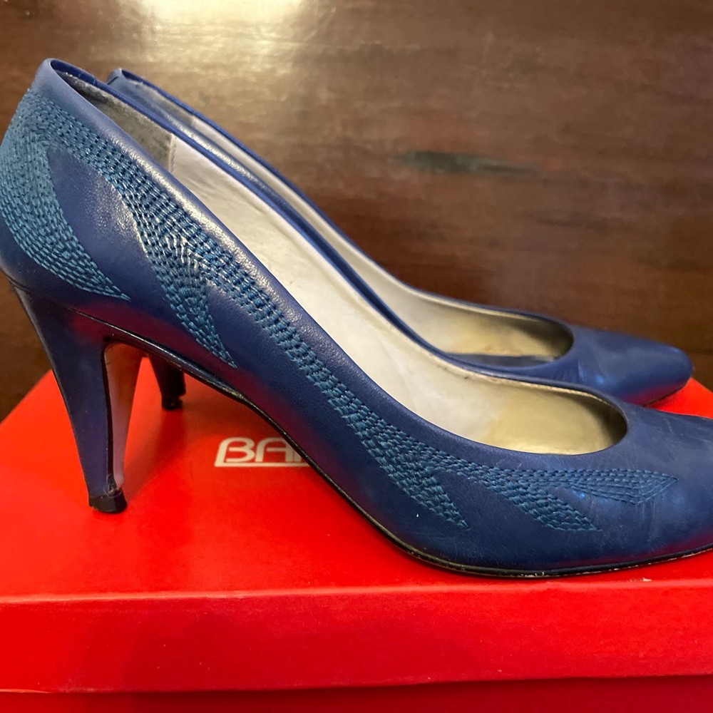 50% off sale ✨💙 Beautiful vintage women’s shoes from the 1980s BANDOLINO leath…